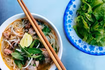 Video: Quán ăn vỉa hè 7 ngày bán 7 món hút khách ở TP.HCM