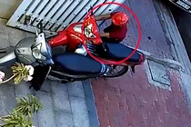 VIDEO: Trộm "nẫng" xe máy nhanh như chớp, chủ nhà bất lực đuổi theo