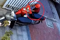 VIDEO: Trộm "nẫng" xe máy nhanh như chớp, chủ nhà bất lực đuổi theo