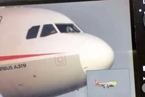 Cửa sổ máy bay bật tung, phi công bị kính cứa vào mặt khi đang bay