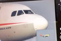 Cửa sổ máy bay bật tung, phi công bị kính cứa vào mặt khi đang bay