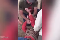 Video: Kết đắng khi trèo lên hàng rào chụp ảnh "tự sướng" với báo đốm