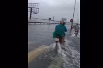 Video: Dân Quảng Nam liều lĩnh chạy xe qua quốc lộ nước chảy xiết