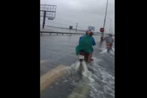 Video: Dân Quảng Nam liều lĩnh chạy xe qua quốc lộ nước chảy xiết