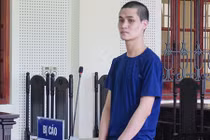 Nghẹn lòng vợ bế con chết lặng nghe chồng thú tội trước tòa