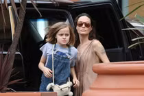 Angelina Jolie giảm cân rõ rệt, phờ phạc ra phố mua sắm cùng con gái