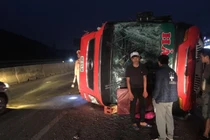 Lật xe khách chở 40 người trên Quốc lộ 1A, nhiều người bị thương