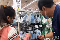 Hết thời phải xếp hàng mua khẩu trang: Siêu thị đầy tha hồ chọn