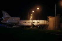 Gió thổi bay máy bay đang đỗ, đâm sầm vào tòa nhà