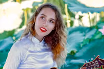 Cô gái Nga xinh đẹp nhặt rác trên bãi biển Phú Quốc