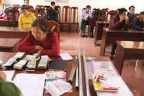 Chuyện buồn ở "làng đánh bạc": Ô tô đủ loại đậu kín đường