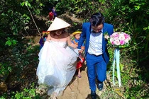 Cô dâu 61 tuổi liên tiếp khoe cuộc sống hạnh phúc ở nhà chồng