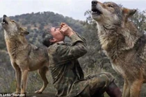 “Người rừng" sống với chó sói 12 năm khổ sở khi sống với người