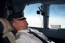 Phi công có được 'làm việc riêng' khi lái máy bay?