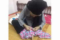 Câu chuyện vá áo của cô gái trẻ khiến mọi người nhớ về bà