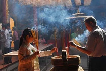 Rùng mình khi nghe bệnh từ… khói nhang