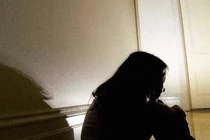 Video: Bác tra tấn cháu ruột như thời Trung cổ gây chấn động dư luận