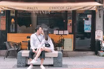 Trấn Thành đánh dấu chủ quyền với Hari Won bằng nụ hôn "ngập răng"