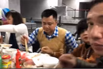 Video: Bữa cơm lúc 10h khuya của dàn nghệ sĩ đóng Táo Quân 2018