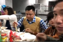 Video: Bữa cơm lúc 10h khuya của dàn nghệ sĩ đóng Táo Quân 2018