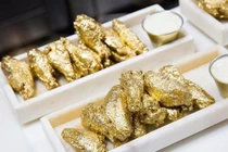 Video: Đẳng cấp cánh gà dát vàng 1.000 USD làm môi người ăn lấp lánh