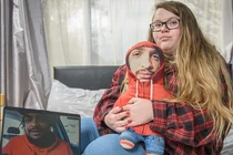 Cô gái tìm được bạn trai trực tuyến và quyết định kết hôn online