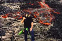 Video: Máy ảnh vẫn hoạt động khi chìm trong… nham thạch núi lửa