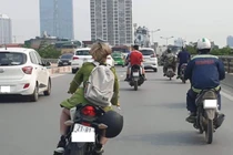 Cô gái lái xe phân khối lớn bị 'ném đá' vì lạng lách trên đường