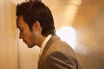 Chồng sợ hãi chạy ra luôn khỏi phòng mặc vợ đứng đơ người