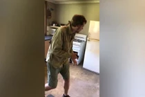 Video: Hết hồn khi thấy rắn độc nhất nhì thế giới dưới tủ lạnh