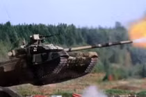 Video: Thiết giáp Nga phun hỏa lực kinh hồn xé toạc màn đêm