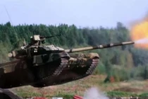 Video: Thiết giáp Nga phun hỏa lực kinh hồn xé toạc màn đêm