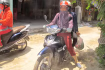 Long đong phận nữ mưu sinh bằng nghề chạy xe ôm