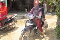 Long đong phận nữ mưu sinh bằng nghề chạy xe ôm