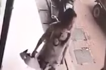 Shipper bị hành hung chỉ vì... giao hàng muộn 5 phút