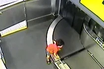 Video: Bé trai 2 tuổi gãy tay vì bị cuốn vào băng chuyền hành lý