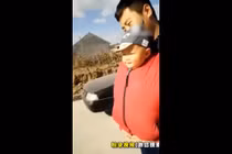 Video: Mẹ đi vắng, bố thường trông con theo cách này đây