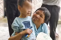 Bé trai 3 tuổi sống sót thần kỳ bên thi thể ông nội suốt 5 ngày