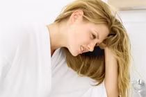 Kinh nguyệt không đều và có màu nâu đen có sao không?