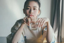 5 thói quen uống nước dễ gây lão hóa hơn cả thức khuya