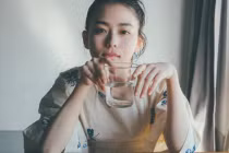 5 thói quen uống nước dễ gây lão hóa hơn cả thức khuya