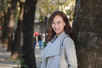 Khánh Ngân thả dáng trên phố Albania sau Miss Globe 2017