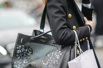 Nghề hot : Cầm tiền và mua quần áo cho khách