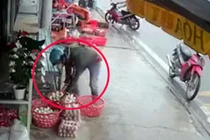 Video: Thanh niên dừng xe và hành động không ngờ với rổ trứng