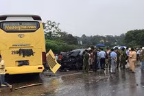 Video: Xe khách mất lái tông Fortuner trên cao tốc, 4 người nguy kịch