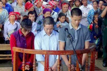 Bị đánh dã man, vợ cam tâm cùng chồng giết người