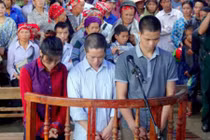 Bị đánh dã man, vợ cam tâm cùng chồng giết người