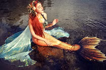 Video: “Nàng tiên cá” quyến rũ nhất khổ sở vì bị quấy rối