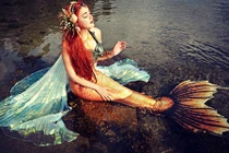 Video: “Nàng tiên cá” quyến rũ nhất khổ sở vì bị quấy rối