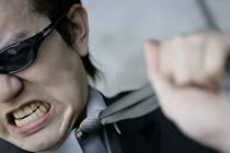 Đòn ghen nhớ đời của ông chủ dành cho trai trẻ